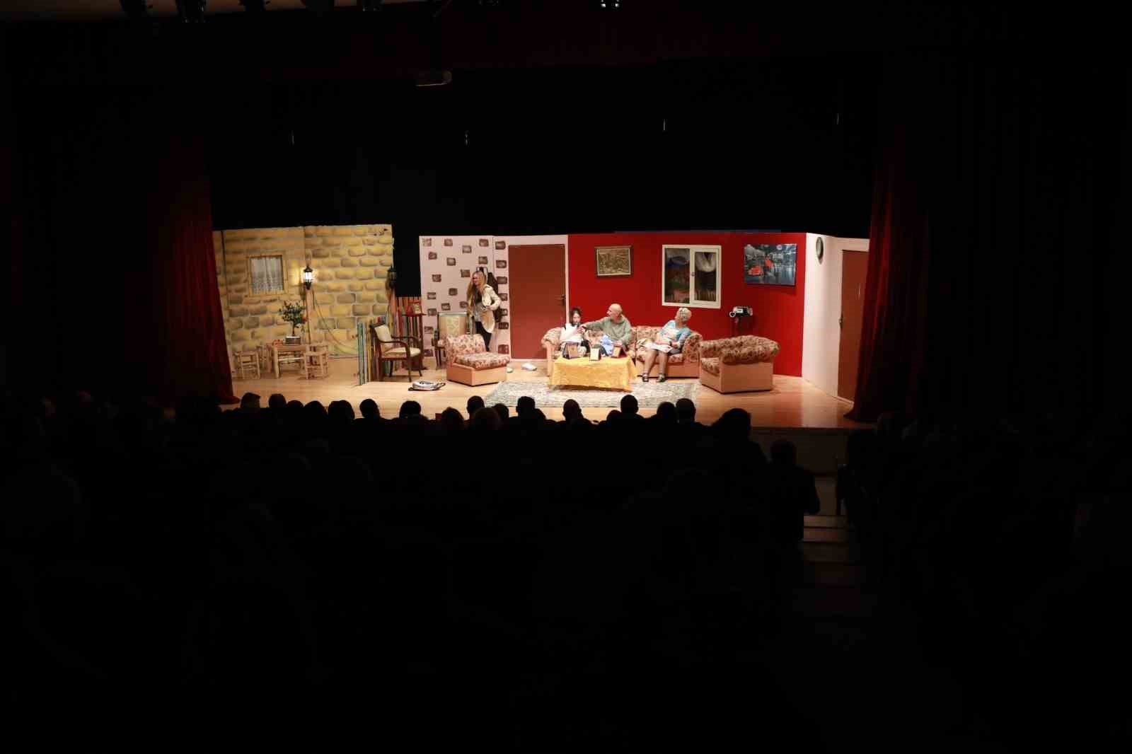 &lsquo;Babam Geri D&ouml;nd&uuml;&rsquo; Ke&ccedil;i&ouml;ren&rsquo;de tiyatro severlerle buluştu
