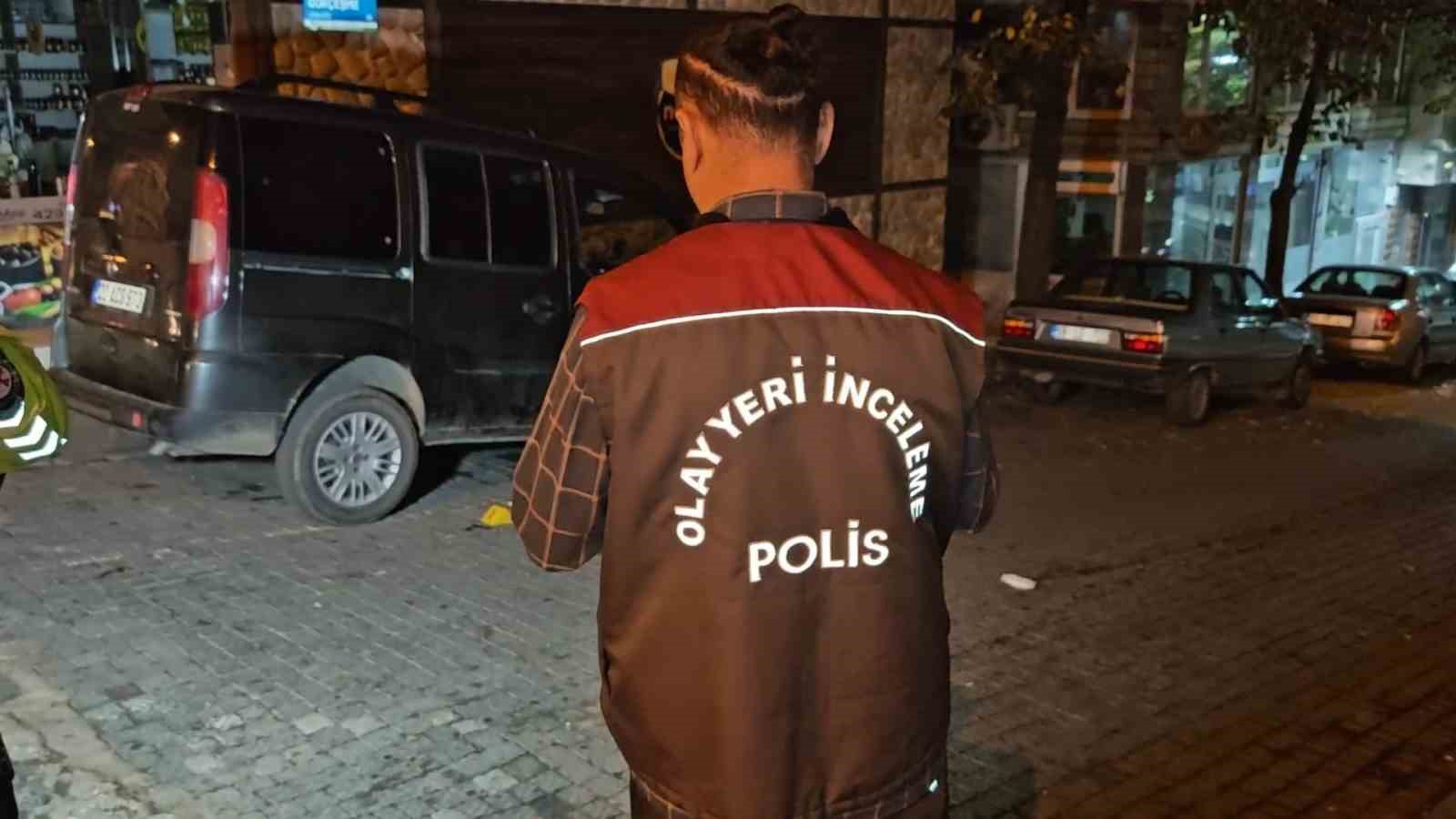 Eski eşini bıçakla yaraladı