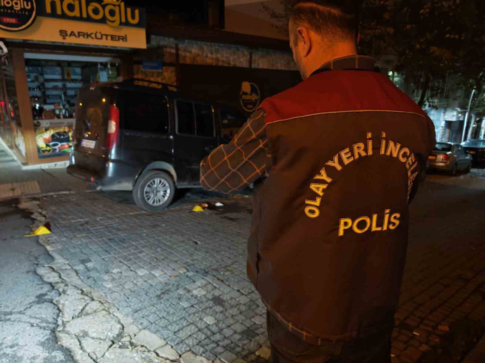 Eski eşini bı&ccedil;akla yaraladı
