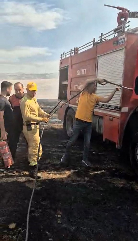 Siirt’te anız yangınına müdahale eden itfaiye aracı alevlere teslim oldu