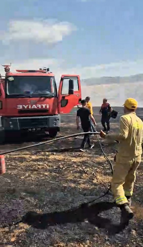 Siirt&rsquo;te anız yangınına m&uuml;dahale eden itfaiye aracı alevlere teslim oldu
