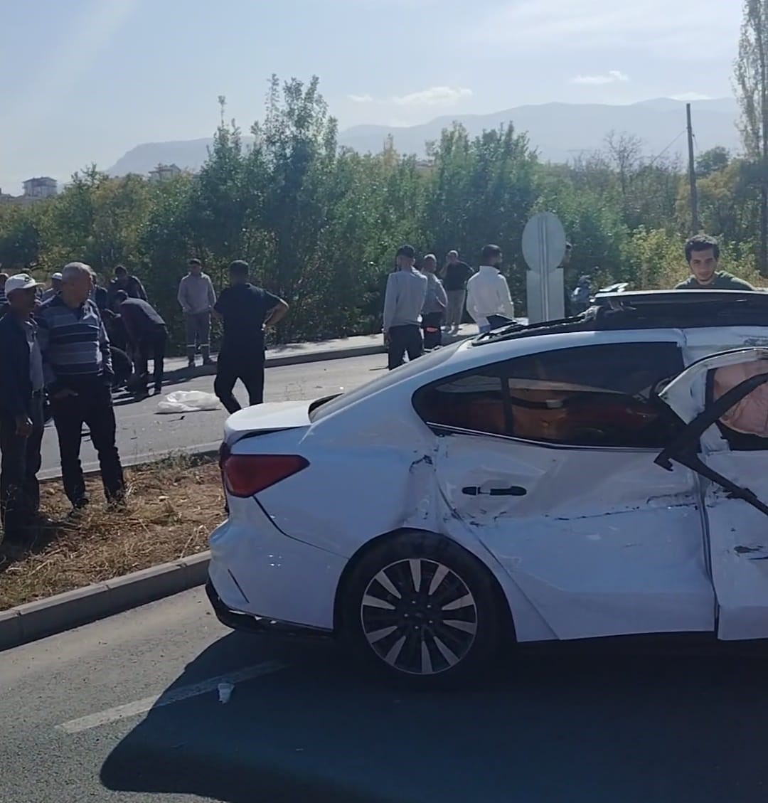 Malatya&rsquo;da &uuml;&ccedil; aracın karıştığı kazada, 1&rsquo;i ağır 3 kişi yaralandı

