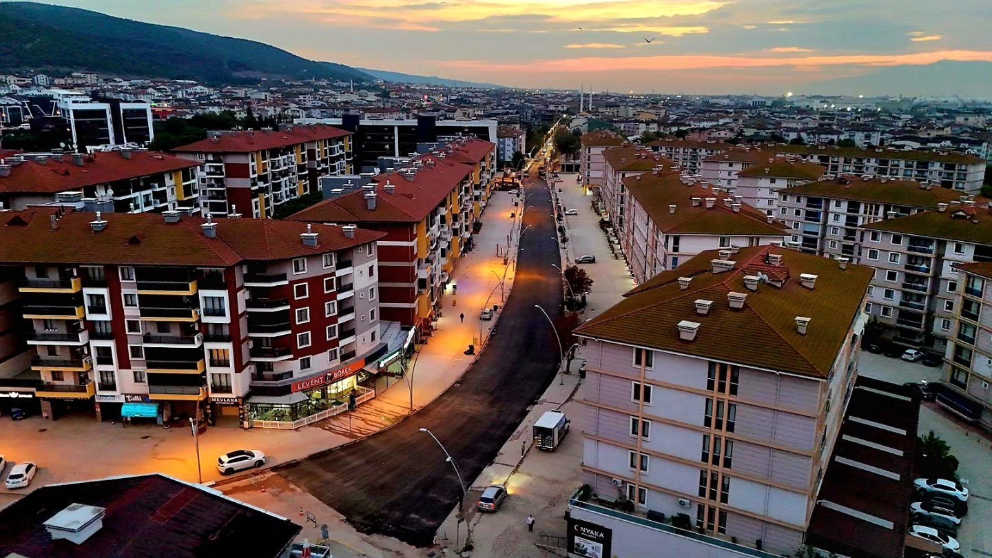 K&ouml;rfez&rsquo;de gece asfalt mesaisi
