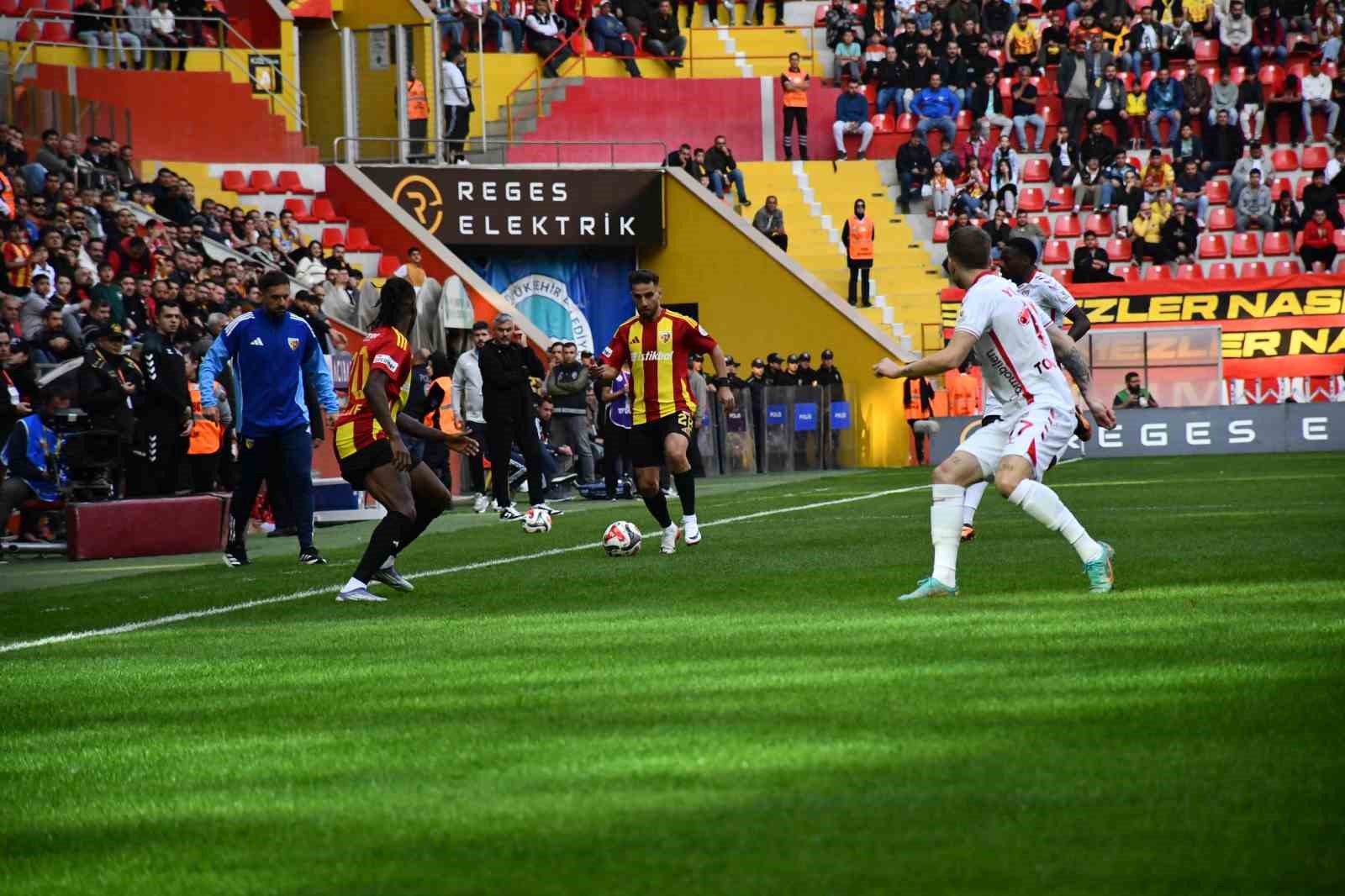 Trendyol Süper Lig: Kayserispor:  0 - Samsunspor: 1 (İlk yarı)