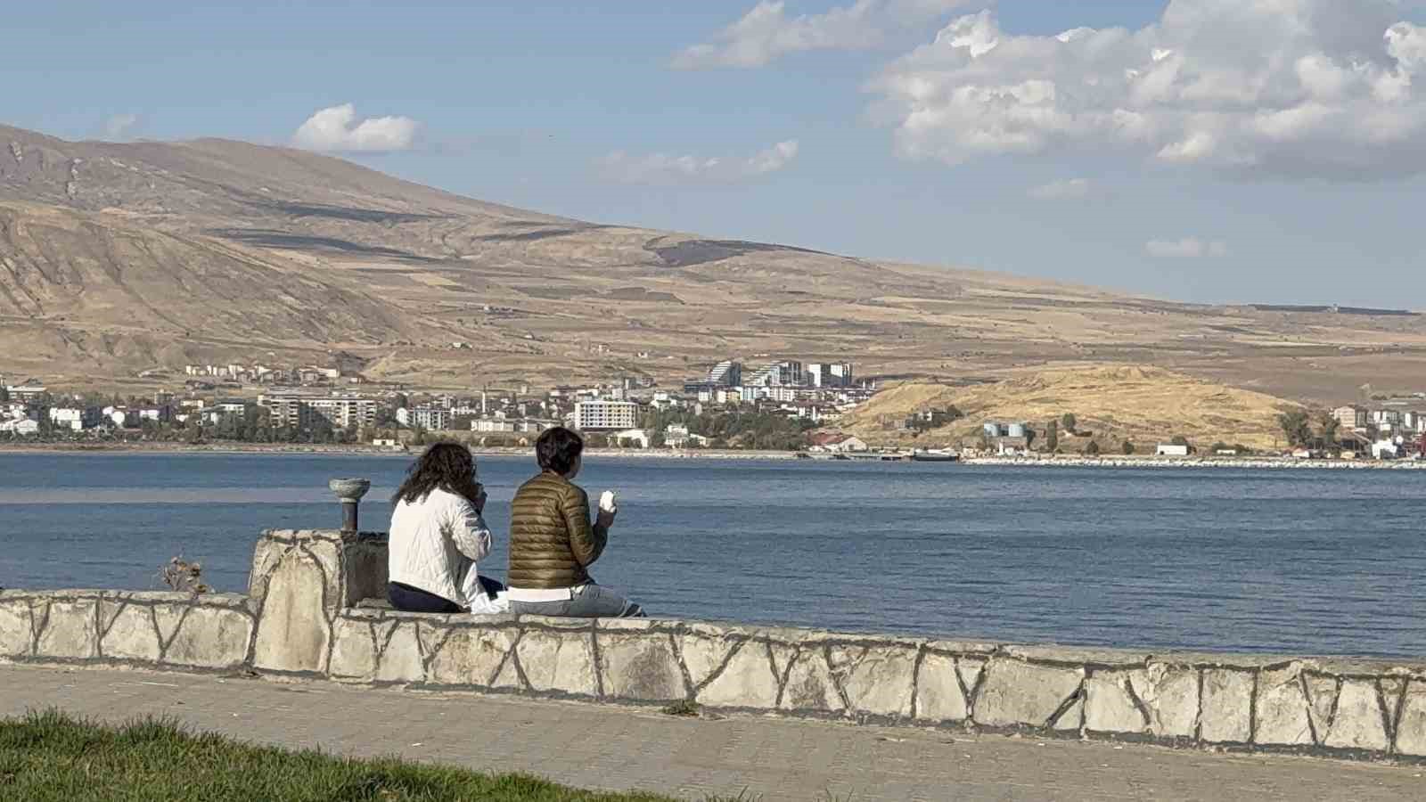 Tatvan’da güzel havayı fırsat bilenler sahile akın etti