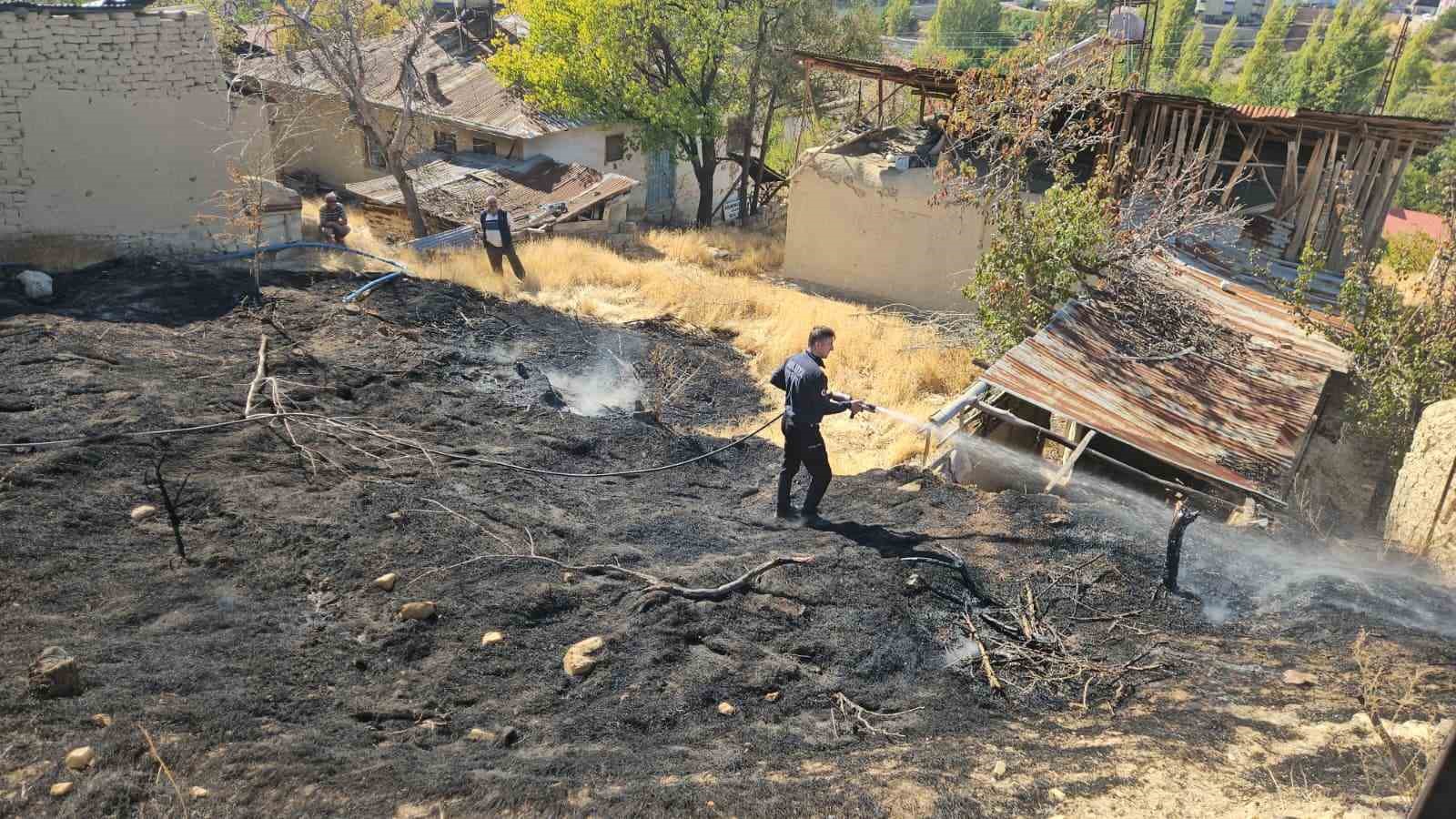 Malatya&rsquo;nın Darende il&ccedil;esinde ot yangını
