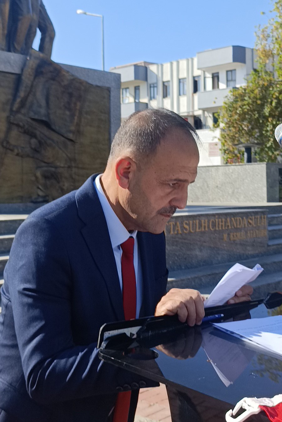 Muhtarlar G&uuml;n&uuml;&rsquo;nde k&uuml;rs&uuml;de konuşan muhtar baygınlık ge&ccedil;irdi
