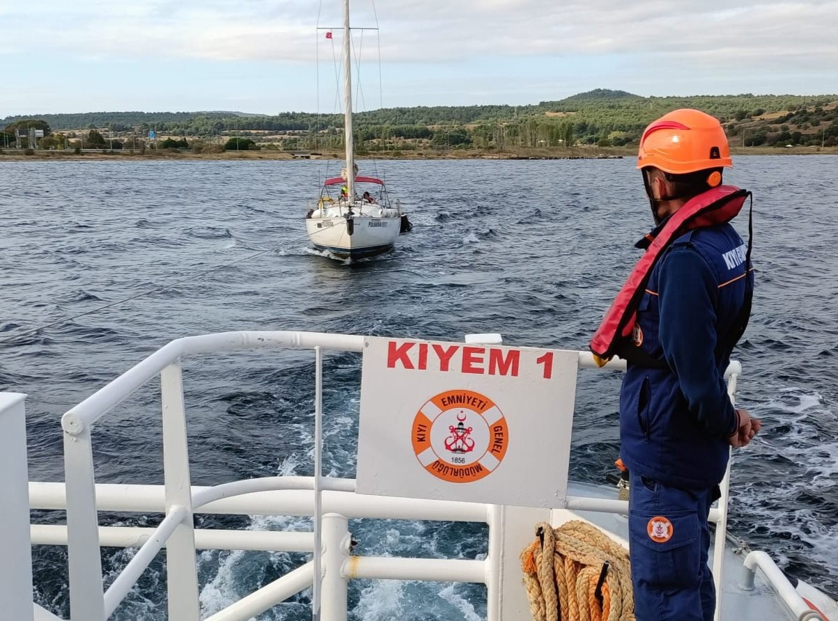 Çanakkale Boğazı’nda makine arızası yaparak sürüklenen tekne kurtarıldı