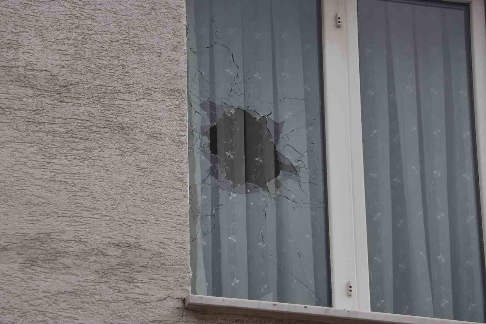 Eskişehir’de eşinin yaşadığı daireye tüfekle 2 el ateş edip kaçtı