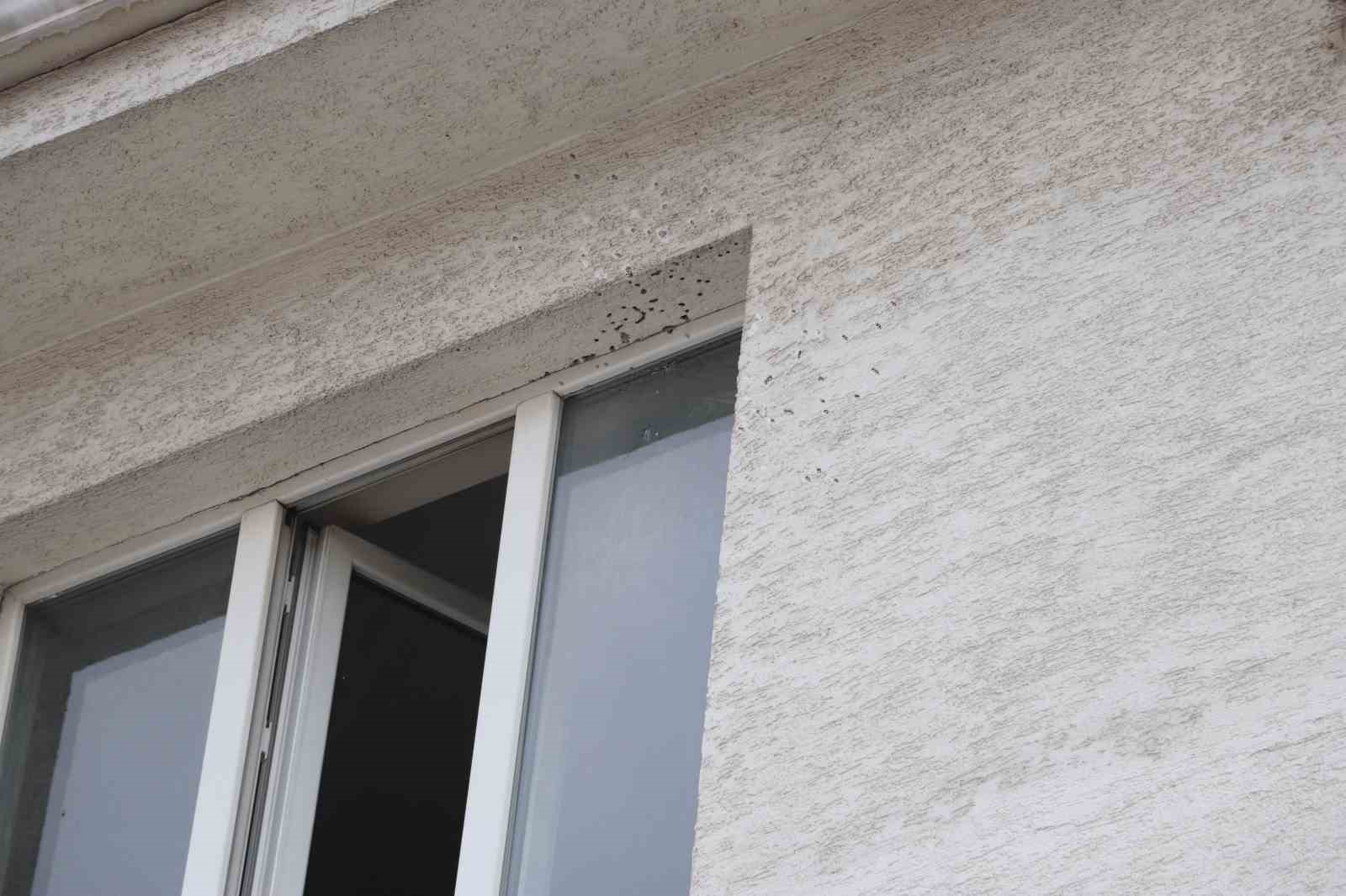 Eskişehir&rsquo;de eşinin yaşadığı daireye t&uuml;fekle 2 el ateş edip ka&ccedil;tı
