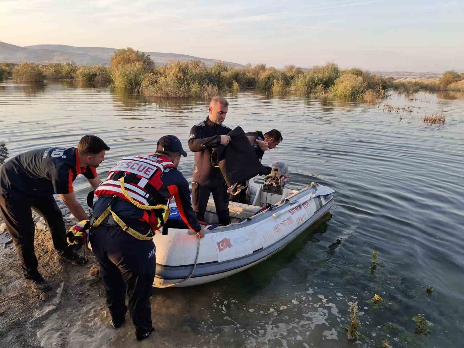 Baraj kapakları açıldı, aile mahsur kaldı
