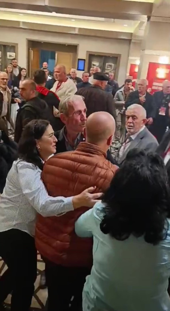 Zonguldak&rsquo;ta CHP&rsquo;nin kongresinde yumruklu kavga
