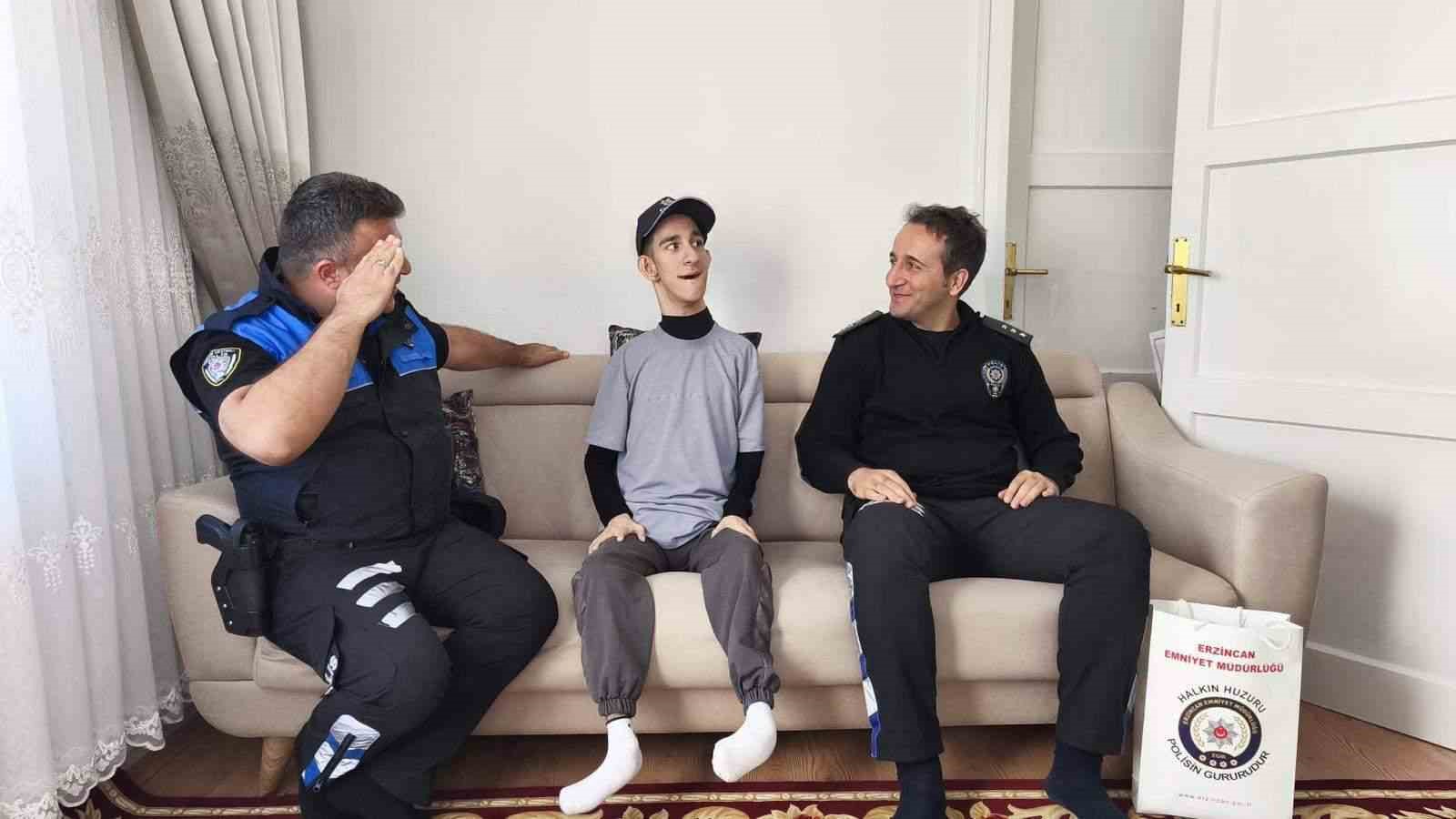 Samet&rsquo;in polis &uuml;niforması giyme hayali ger&ccedil;ek oldu
