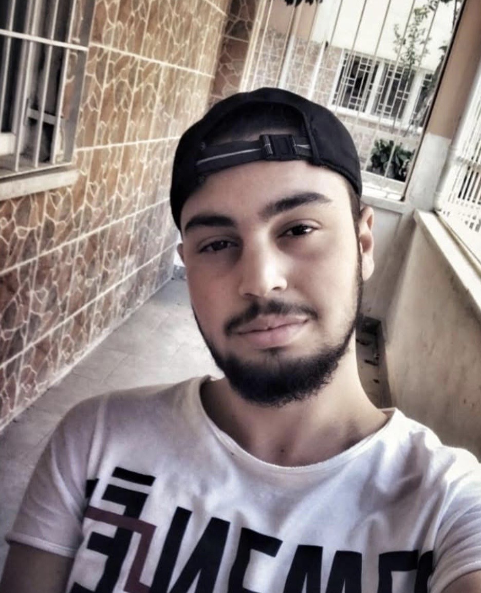 D&uuml;ğ&uuml;n konvoyunda direksiyon hakimiyetini kaybeden ara&ccedil; şarampole yuvarlandı; 1 &ouml;l&uuml; 4 yaralı
