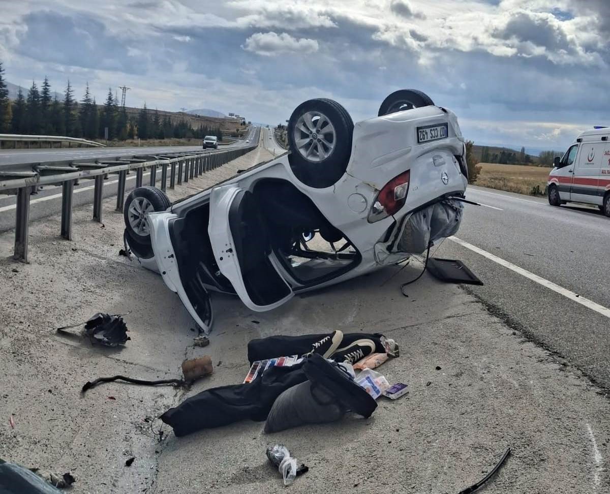 Kaza yapan ara&ccedil;tan fırlayan teker başka bir araca &ccedil;arparak kazaya neden oldu
