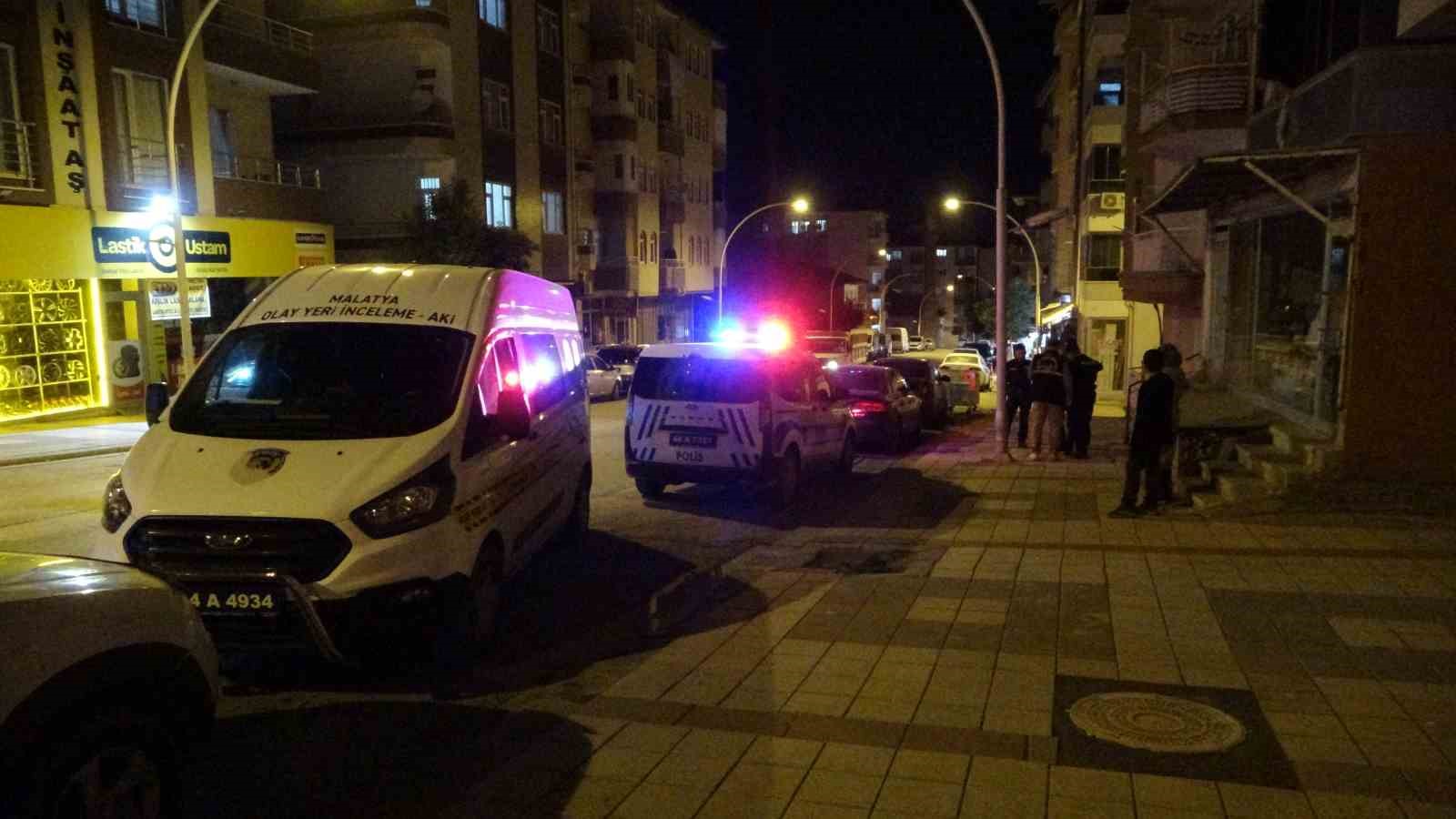 Malatya&rsquo;da kaldırımda bulunan Kalaşnikof mermisi polisi alarma ge&ccedil;irdi
