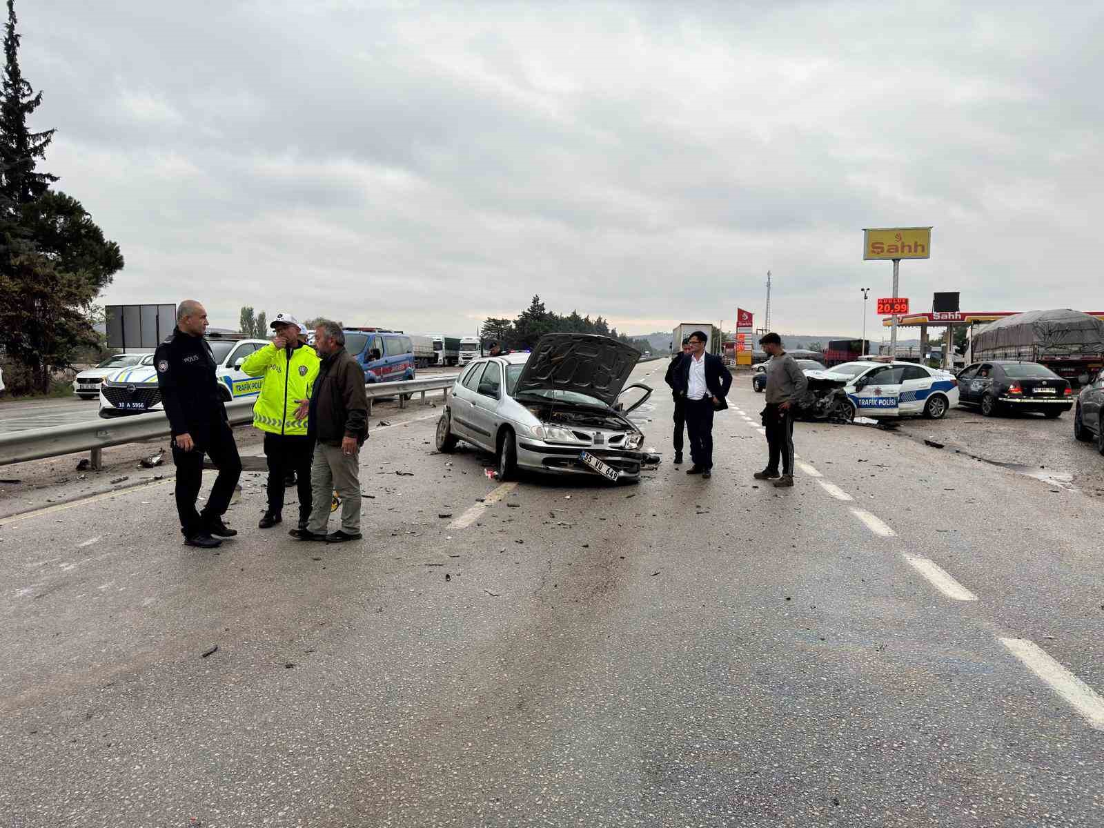 Balıkesir’de polis aracı otomobille çarpıştı: 3 yaralı