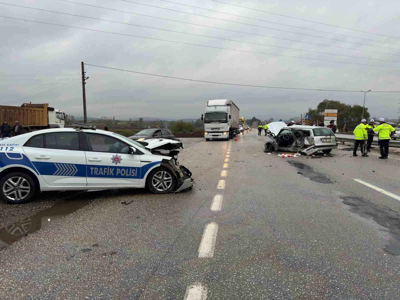 Balıkesir’de polis aracı otomobille çarpıştı: 3 yaralı
