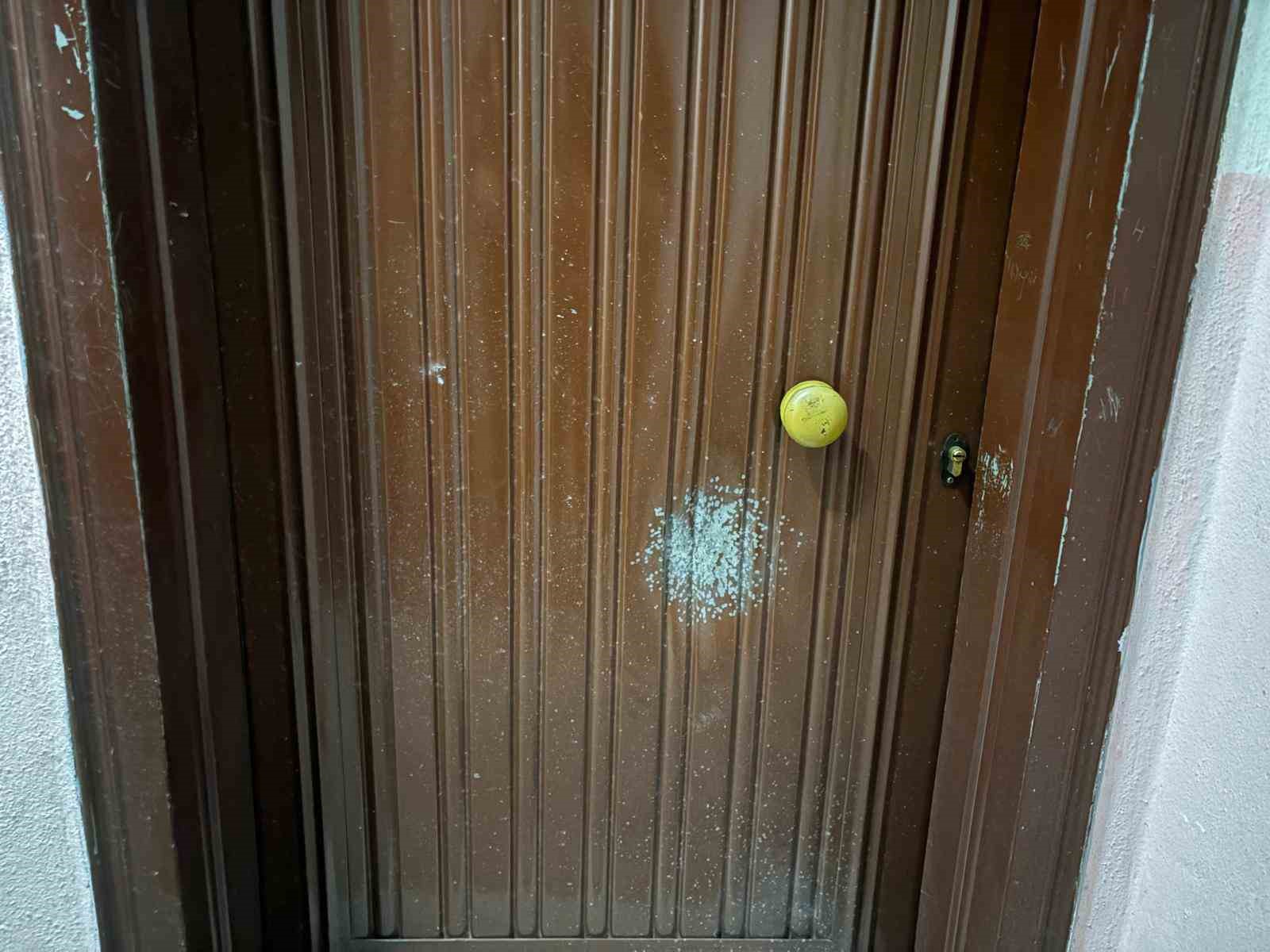 Evin kapısına ateş edip ka&ccedil;an 2 kişi g&ouml;zaltına alındı
