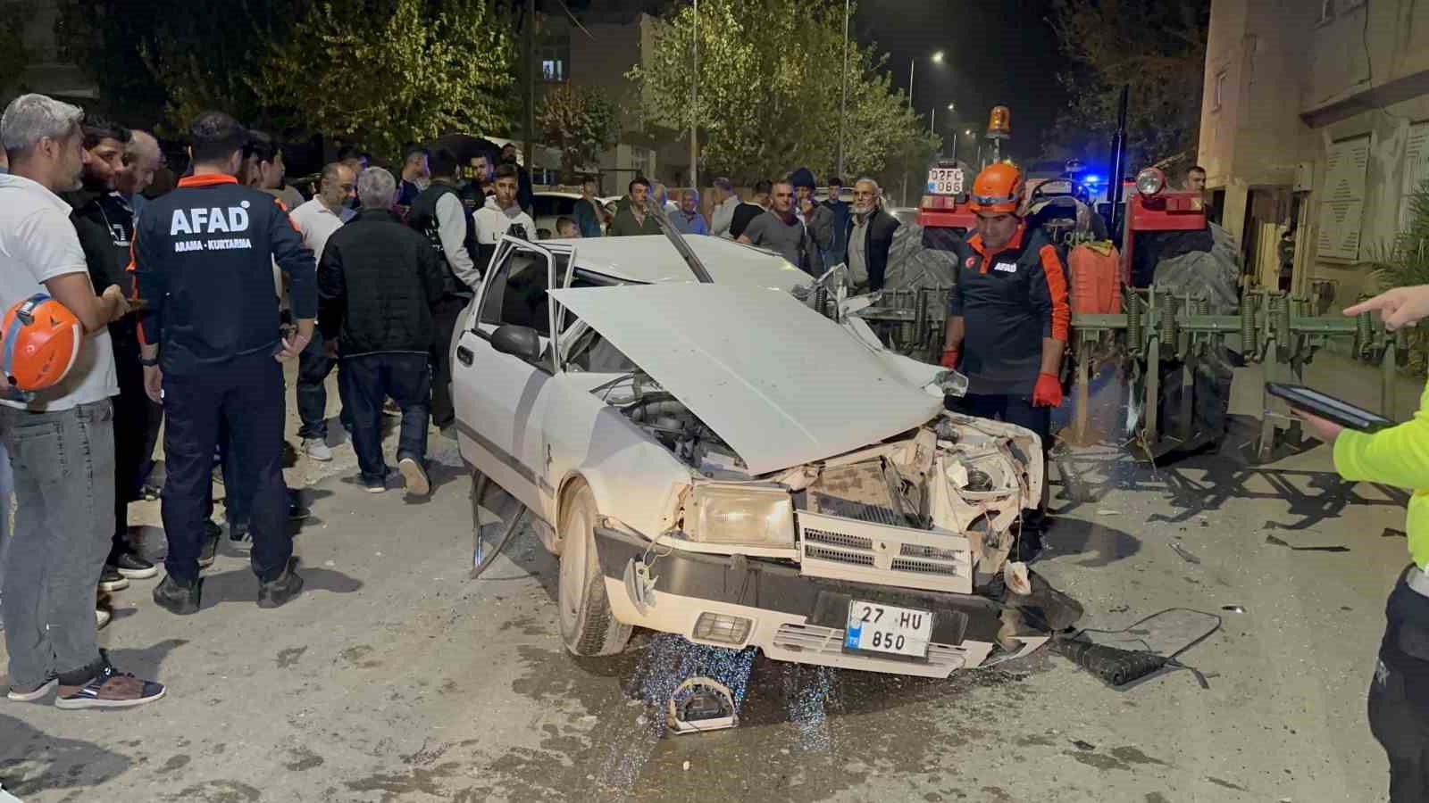 Traktör pulluğu çarptığı otomobili adeta parçaladı: 1 ağır yaralı
