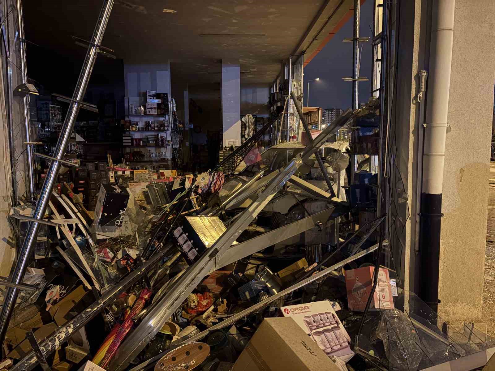 Otomobil züccaciye dükkana daldı: 1 yaralı
