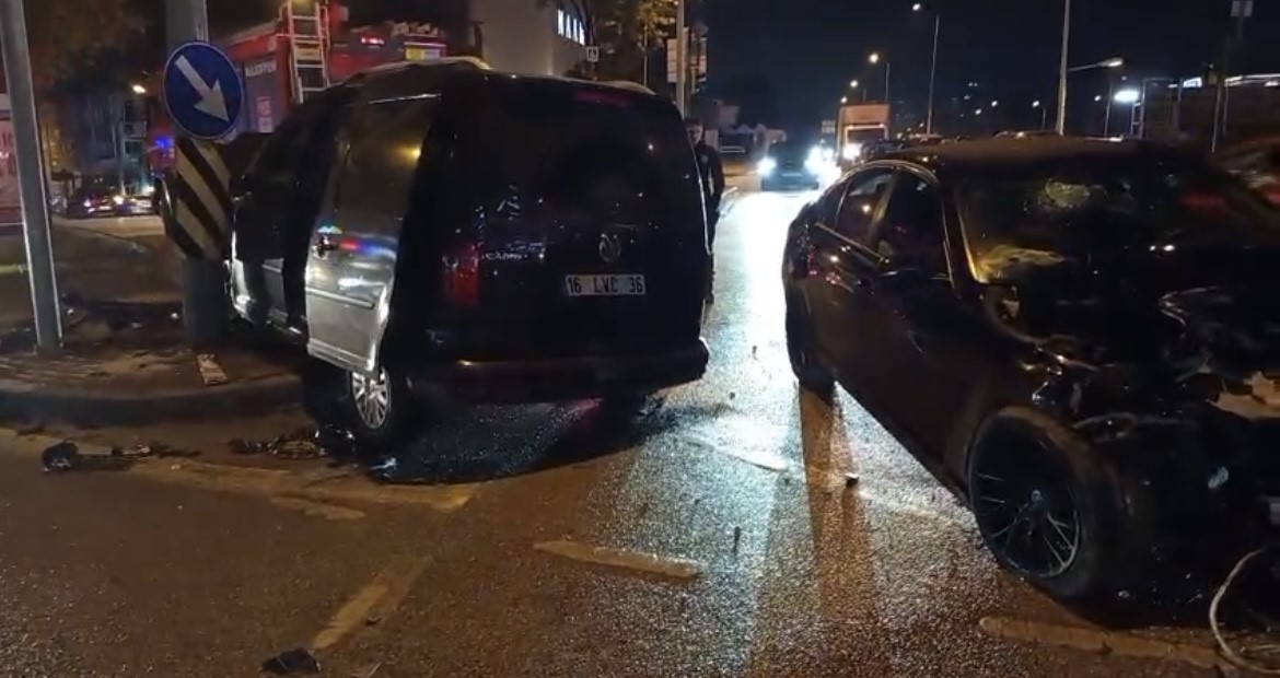 Bursa’da hafif ticari araç ile otomobil çarpıştı: 3 yaralı
