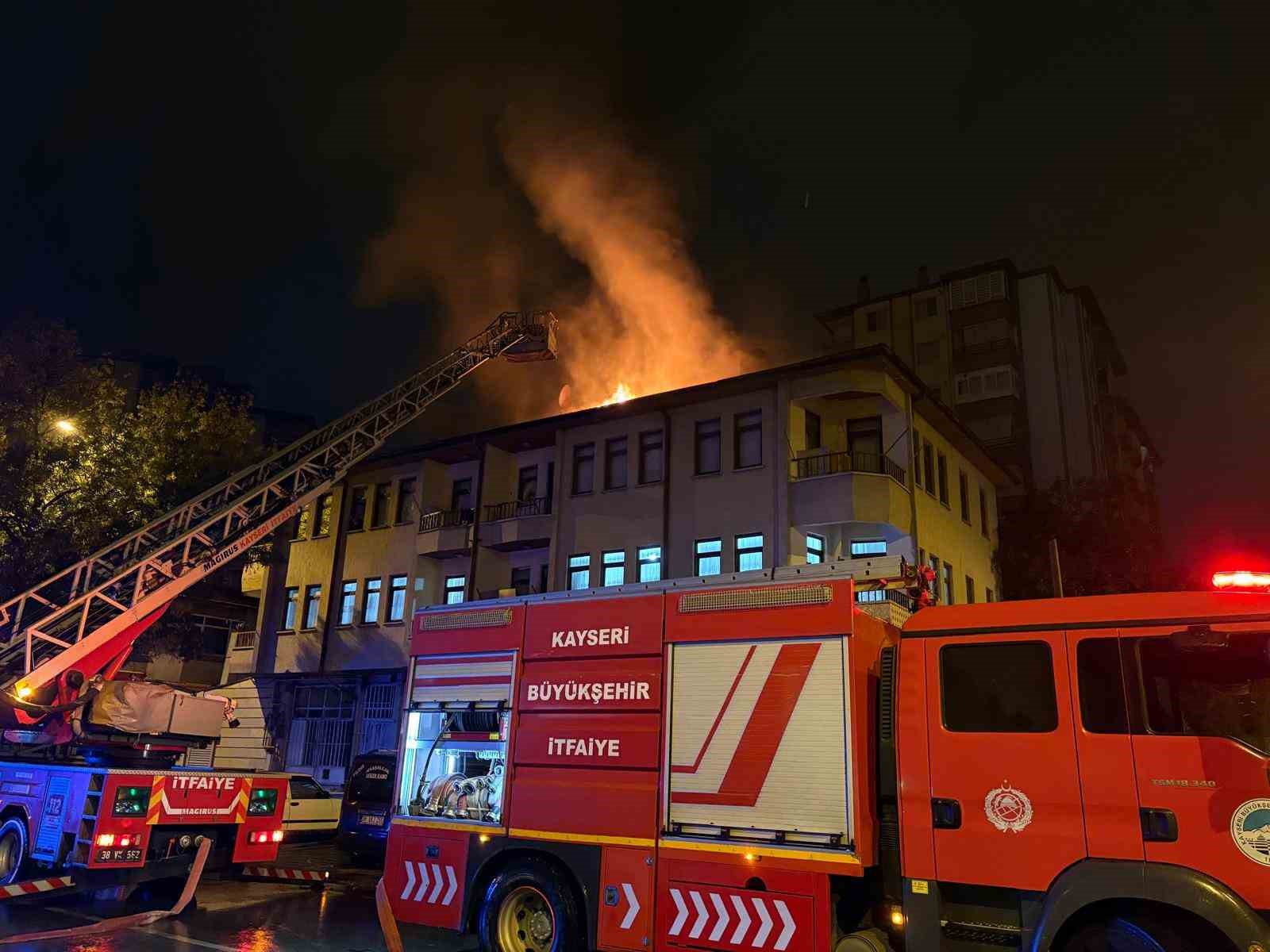Eşi eve almayınca sinirlenip binanın çatısını yaktı: 1 gözaltı
