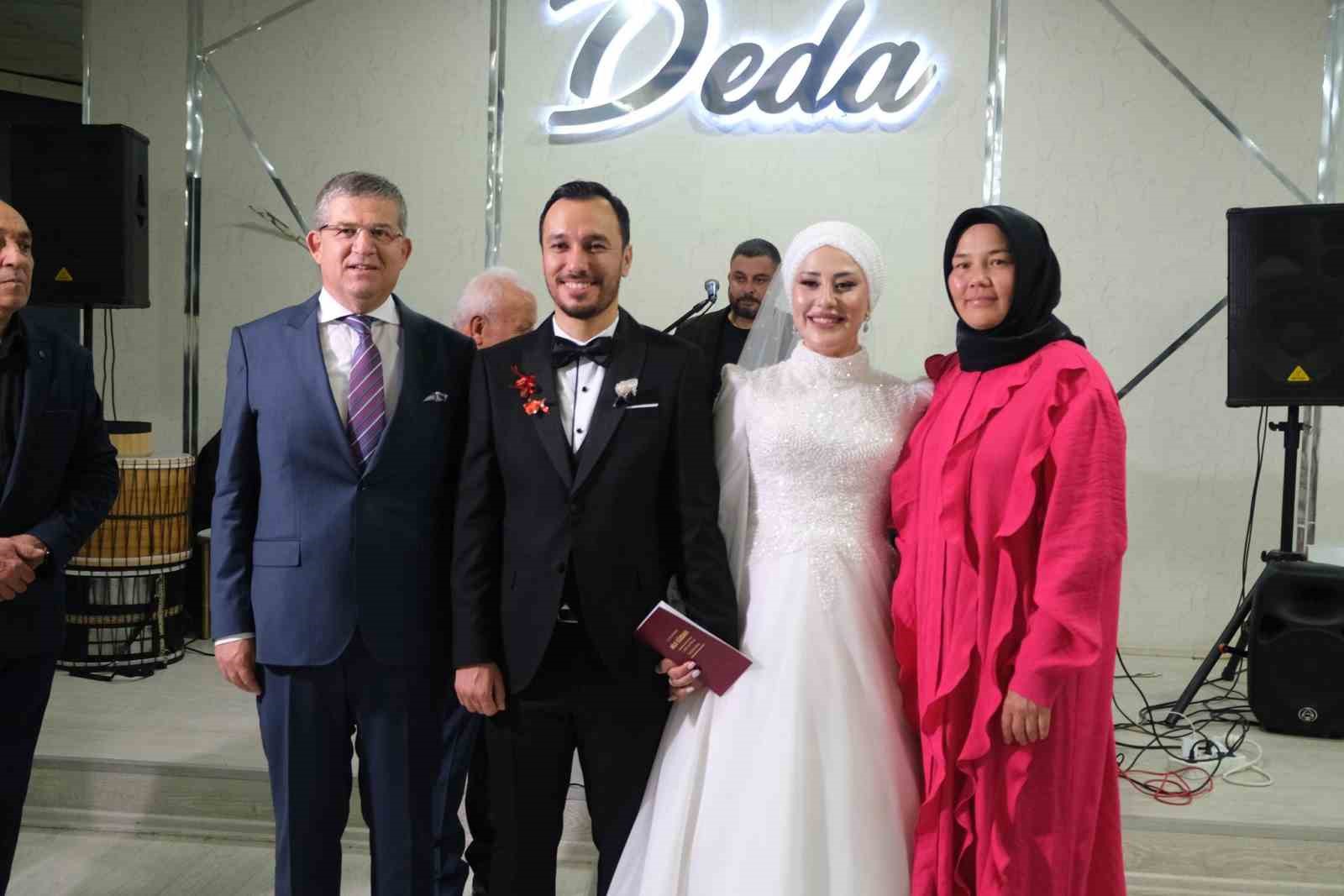 Başkan Arslan genç çiftin nikahını kıydı
