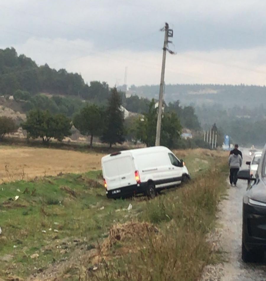 Kamyonet ile otomobilin çarpıştığı kazada 5 kişi yaralandı
