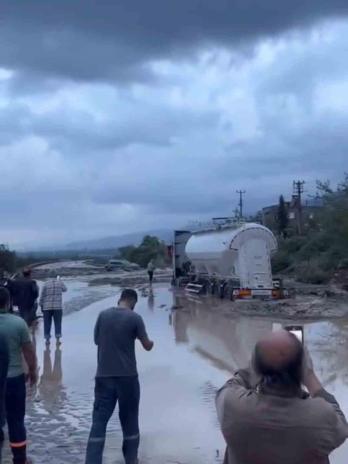 Hatay’da heyelanın kapattığı otoyolda ulaşım durdu
