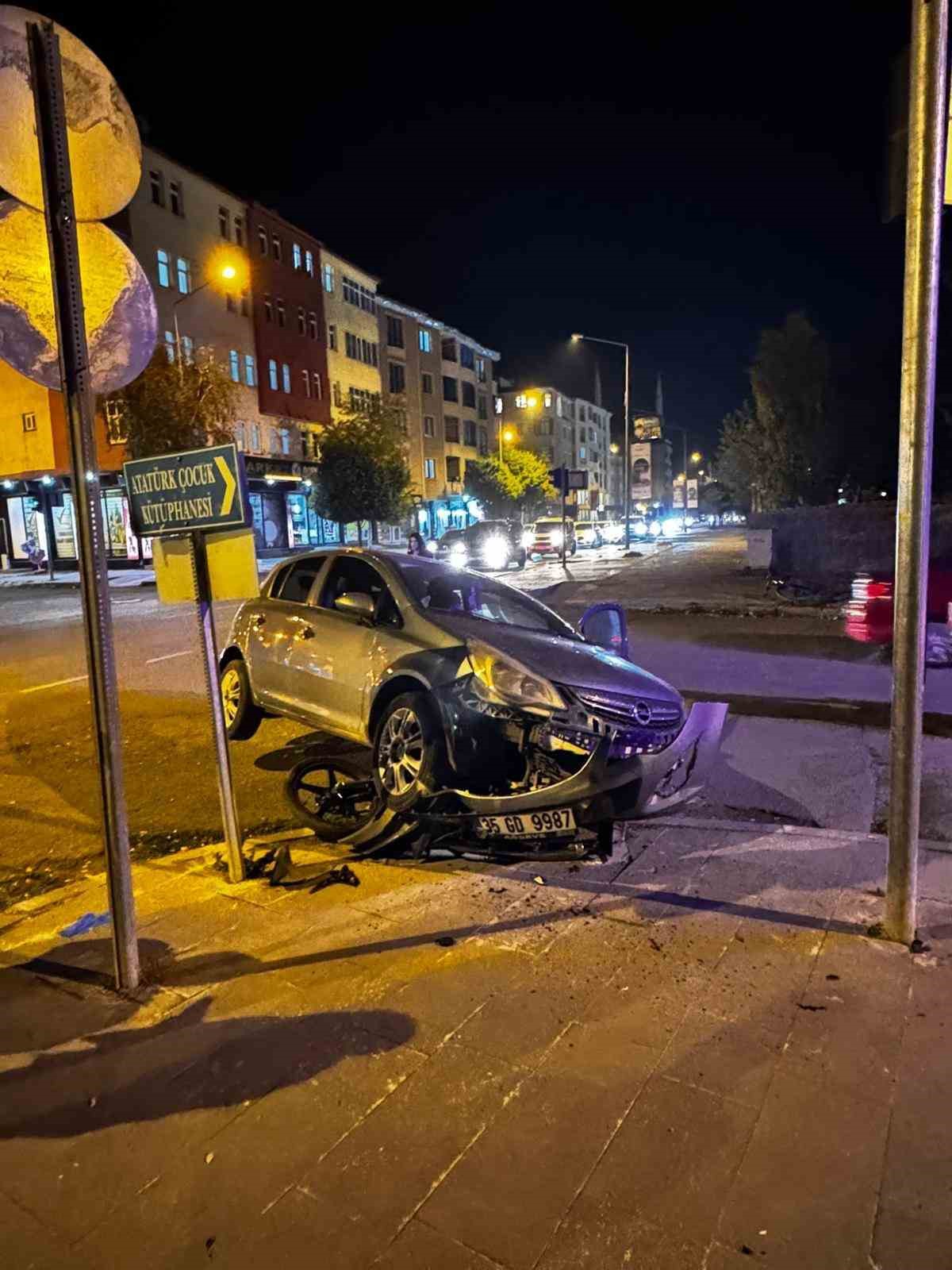 Kars&rsquo;ta otomobil ile motosiklet &ccedil;arpıştı
