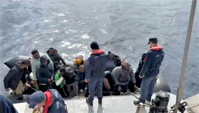İzmir açıklarında 66 düzensiz göçmen yakalandı, 29 göçmen kurtarıldı
