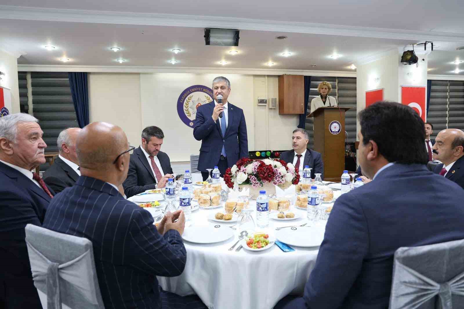 Vali Yavuz muhtarlarla bir araya geldi