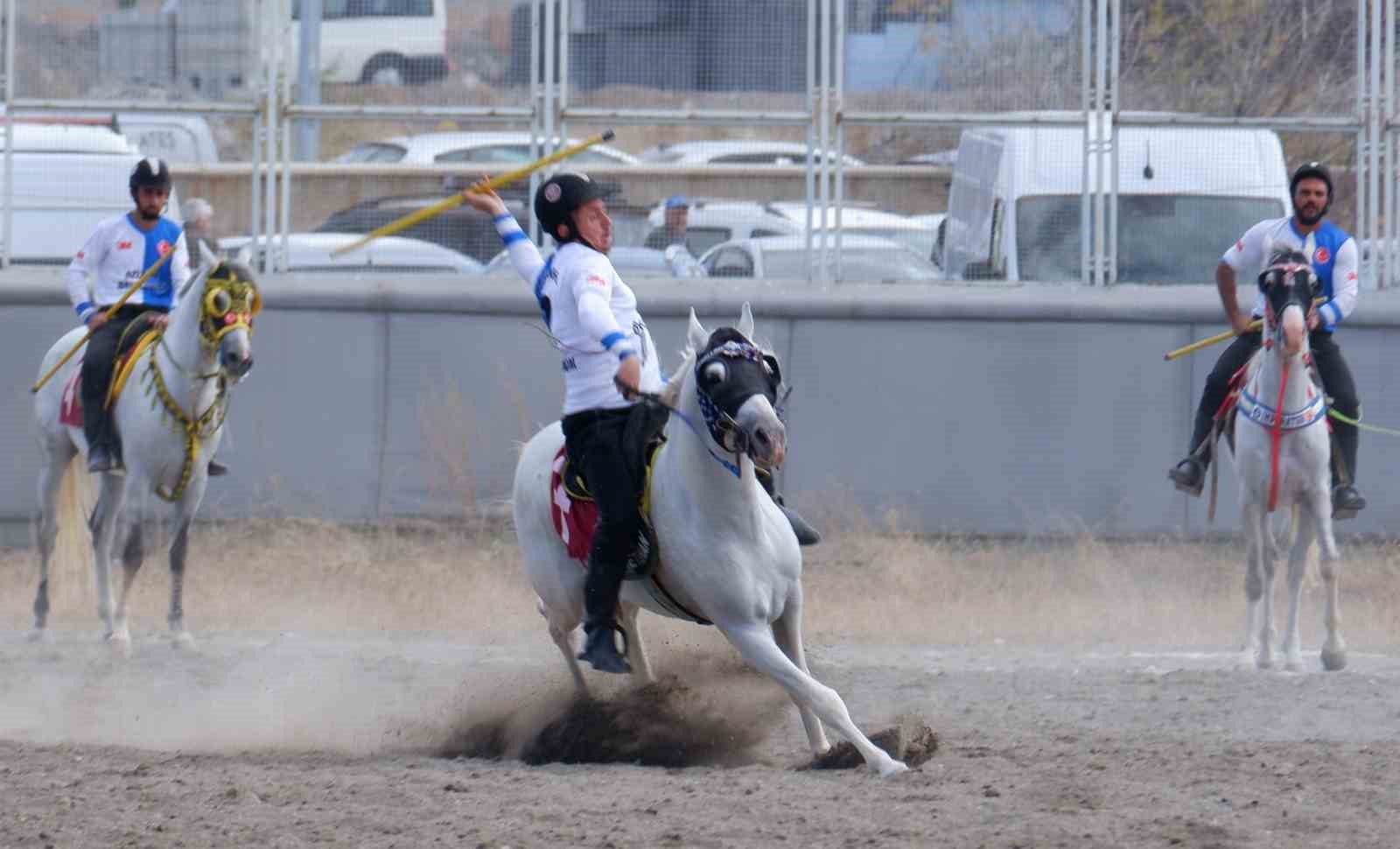 Erzurum&rsquo;da cirit heyecanı s&uuml;r&uuml;yor
