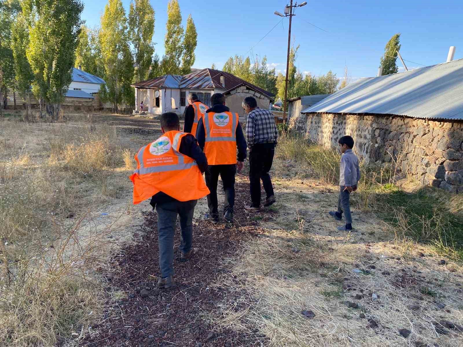 Patnos İyilik El&ccedil;ileri Derneği, yardım seferberliğini s&uuml;rd&uuml;r&uuml;yor
