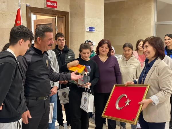 &Ouml;zel kalplerden K&uuml;tahya İl Emniyet M&uuml;d&uuml;rl&uuml;ğ&uuml;&rsquo;ne anlamlı ziyaret
