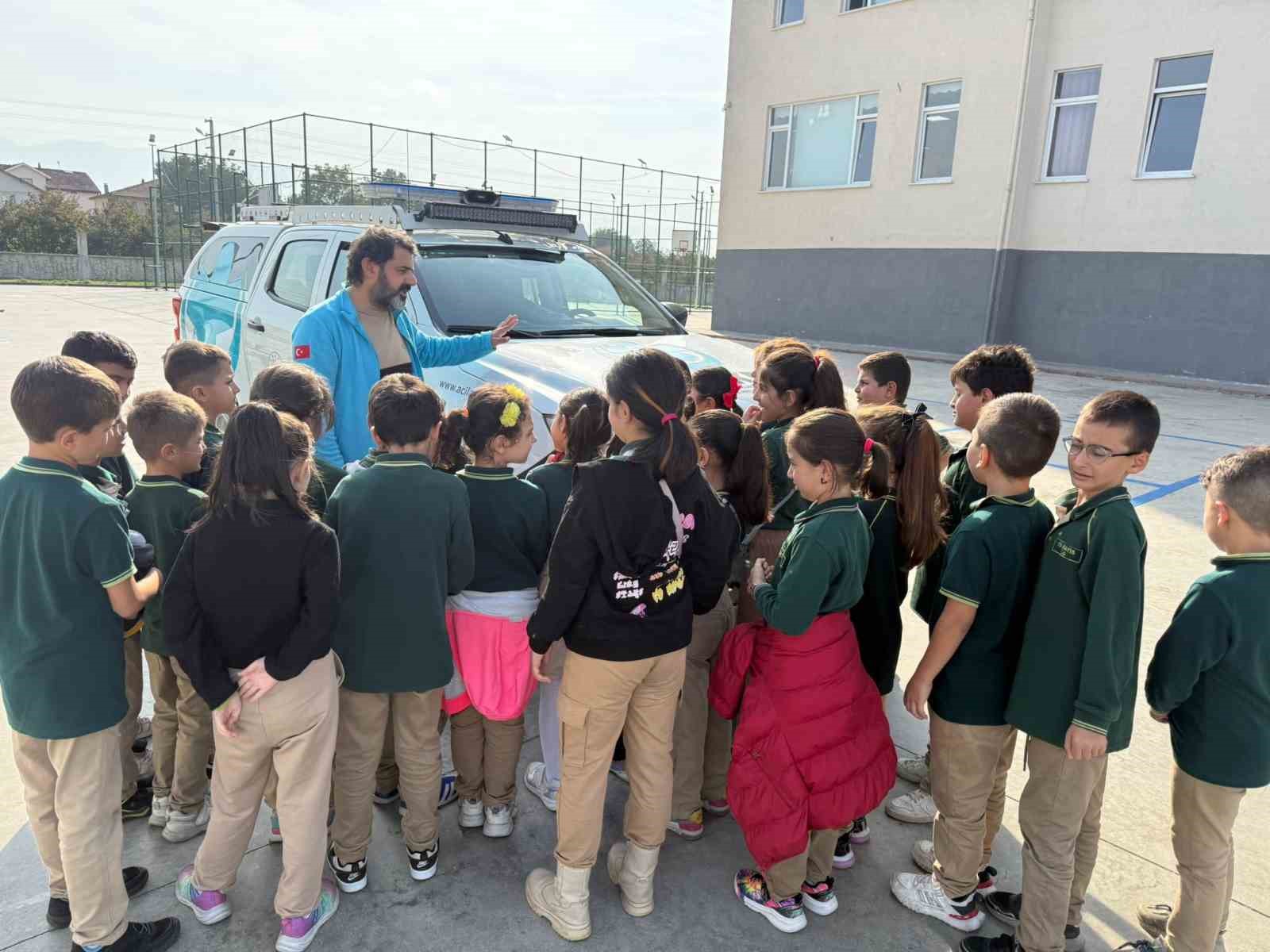 Minik &ouml;ğrencilere acil sağlık hizmetleri tanıtıldı

