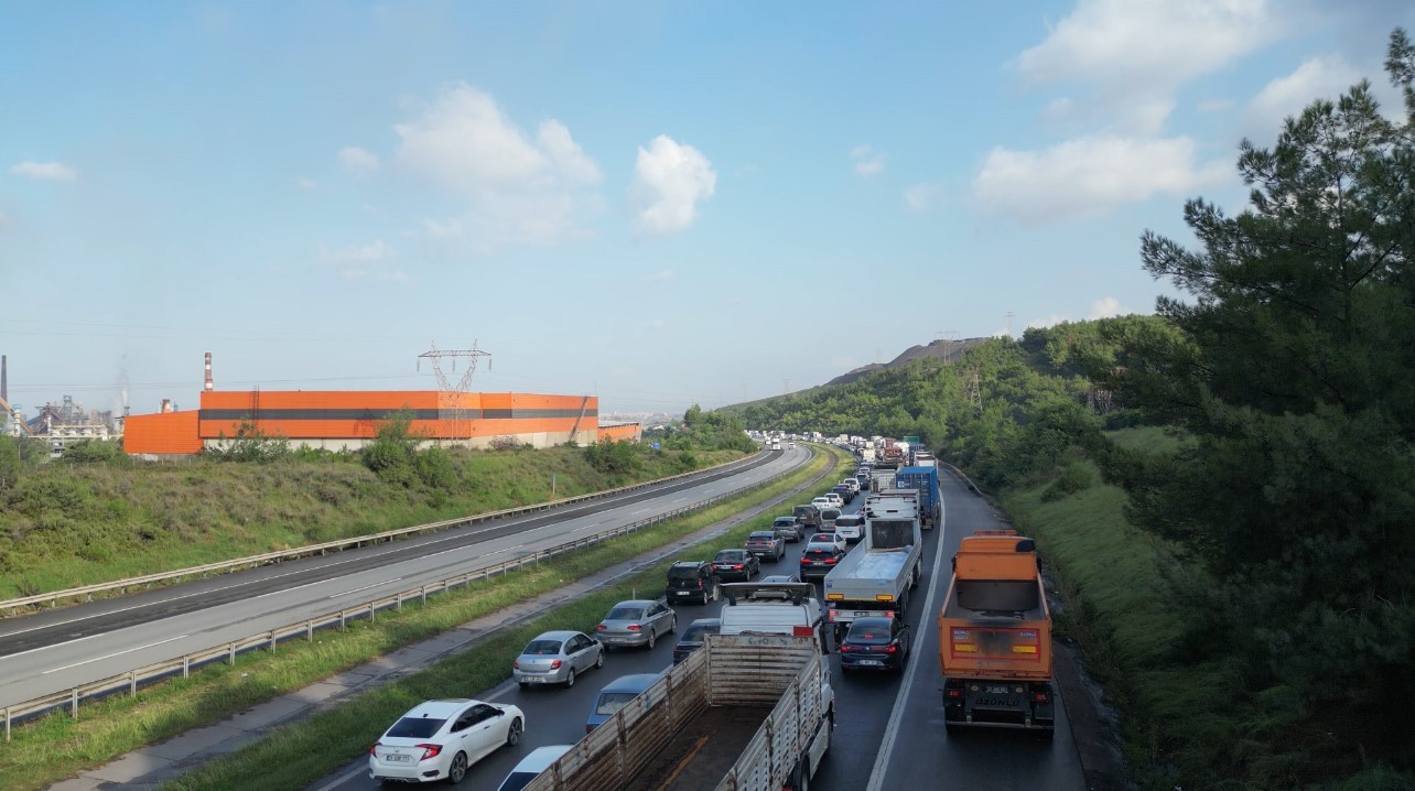 Heyelanın kapattığı yolda kilometrelerce araç kuyruğu oluştu
