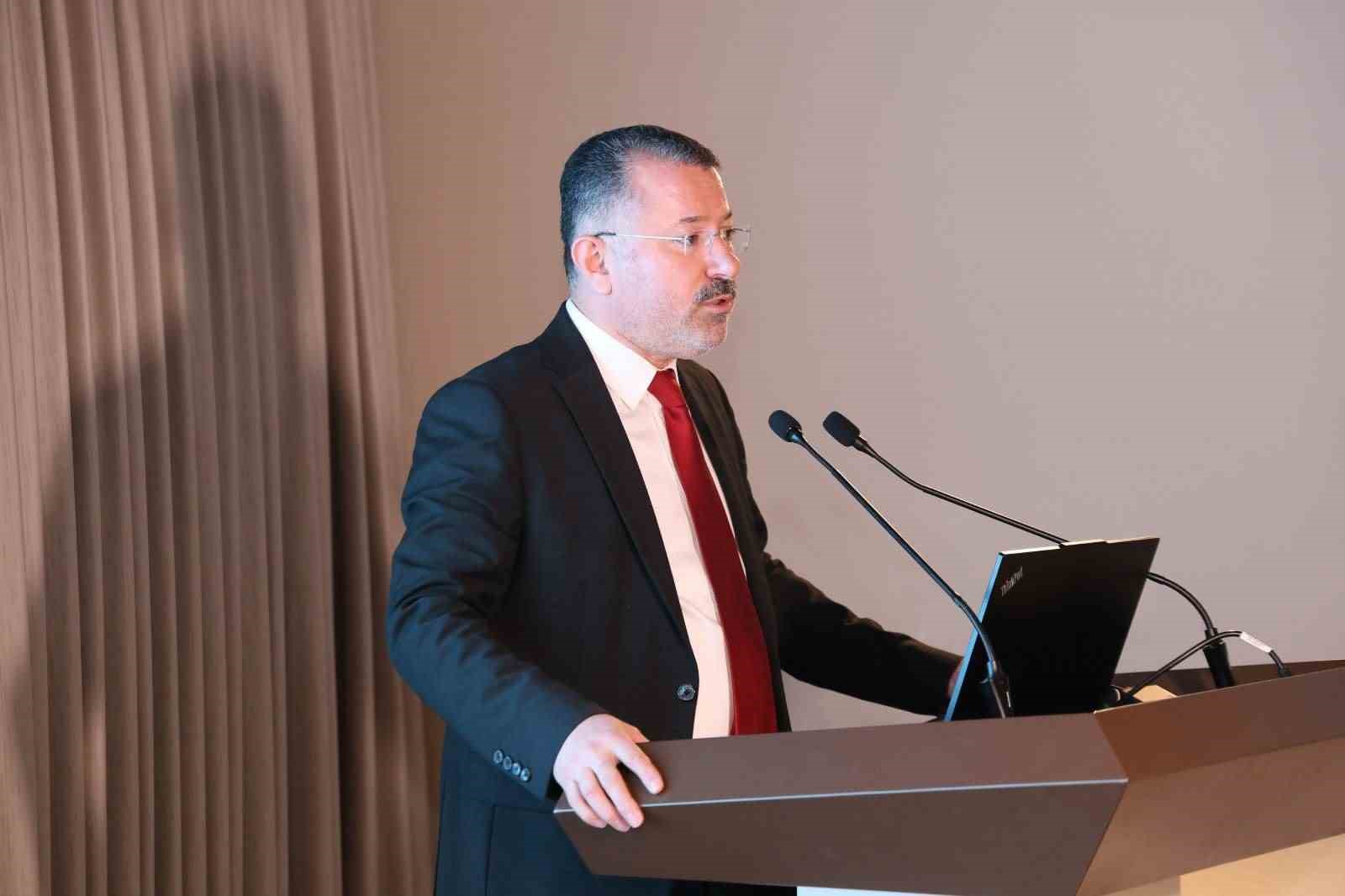 Rekt&ouml;r Kırışık, "Sosyalfest Yılın En Başarılı Projesi" &ouml;d&uuml;l&uuml;n&uuml; aldı
