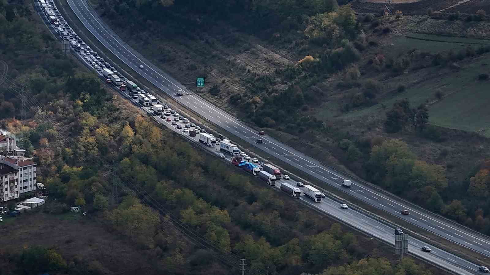 TEM Otoyolu’nda iki tır çarpıştı: 1 yaralı