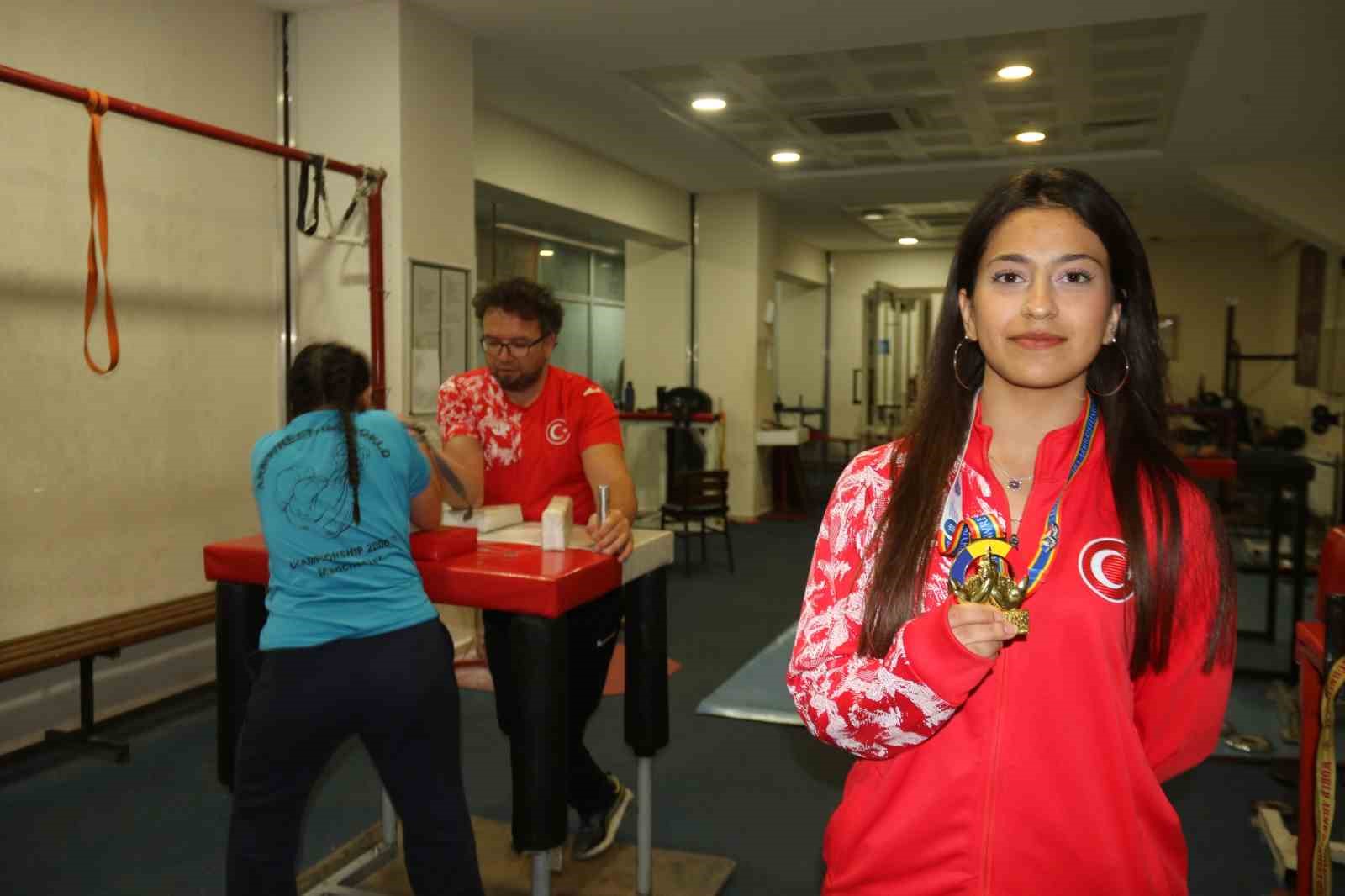 Hoca ve &ouml;ğrencisinden &ccedil;ifte şampiyonluk
