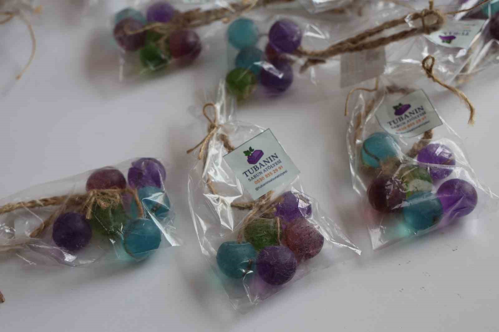 &Ccedil;ocuklarda el yıkamaya teşvik etmek i&ccedil;in meyve şeklinde sabun tasarladı
