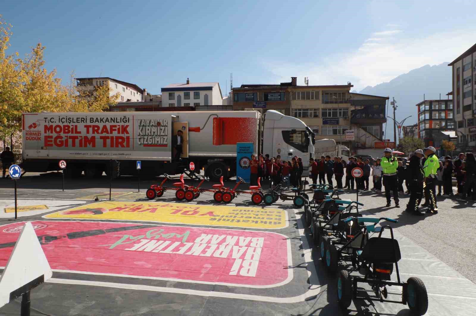 Mobil Trafik Eğitim Tırı Hakkari’de öğrencilerle buluştu