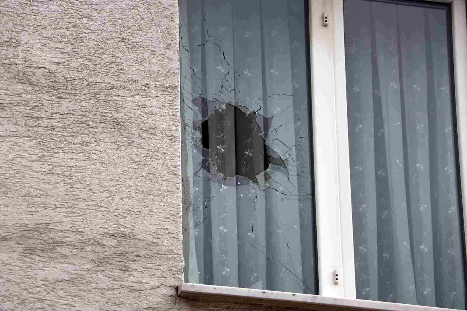 Eşinin yaşadığı binaya t&uuml;fekle ateş eden şahıs yakalandı
