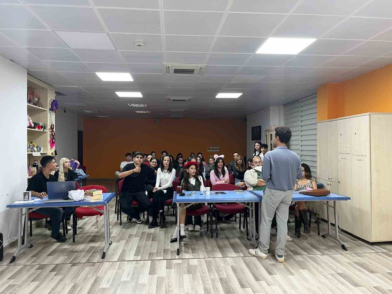 Gönüllü gençler tiyatro sahnesi için kolları sıvadı