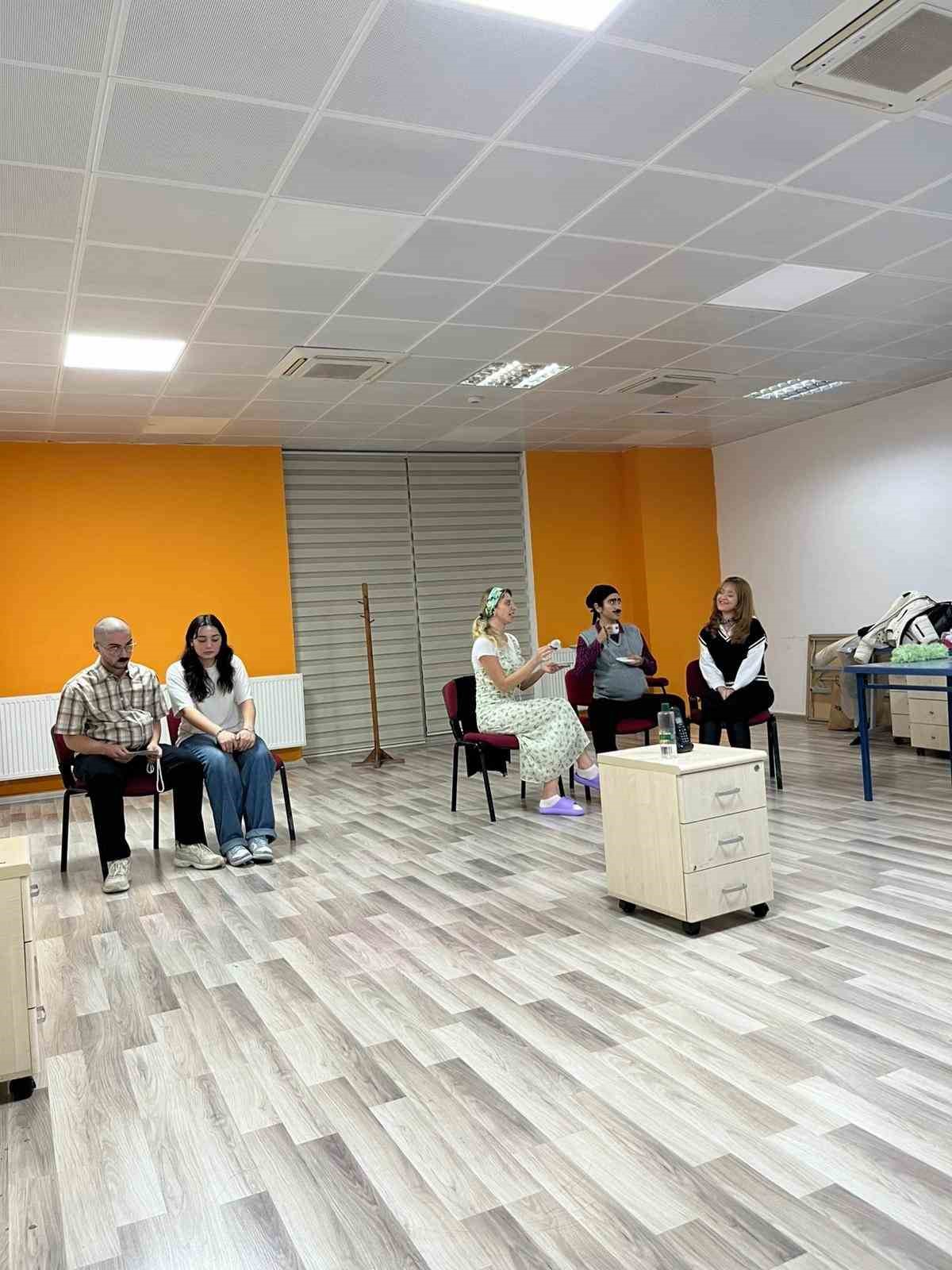 Gönüllü gençler tiyatro sahnesi için kolları sıvadı