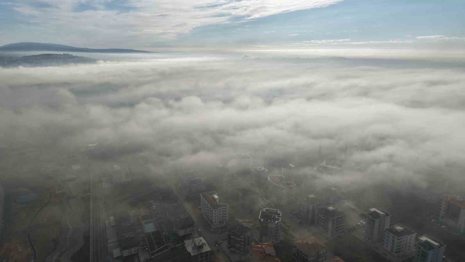 Bandırma beyaza b&uuml;r&uuml;nd&uuml; şehir yoğun sis altında kaldı
