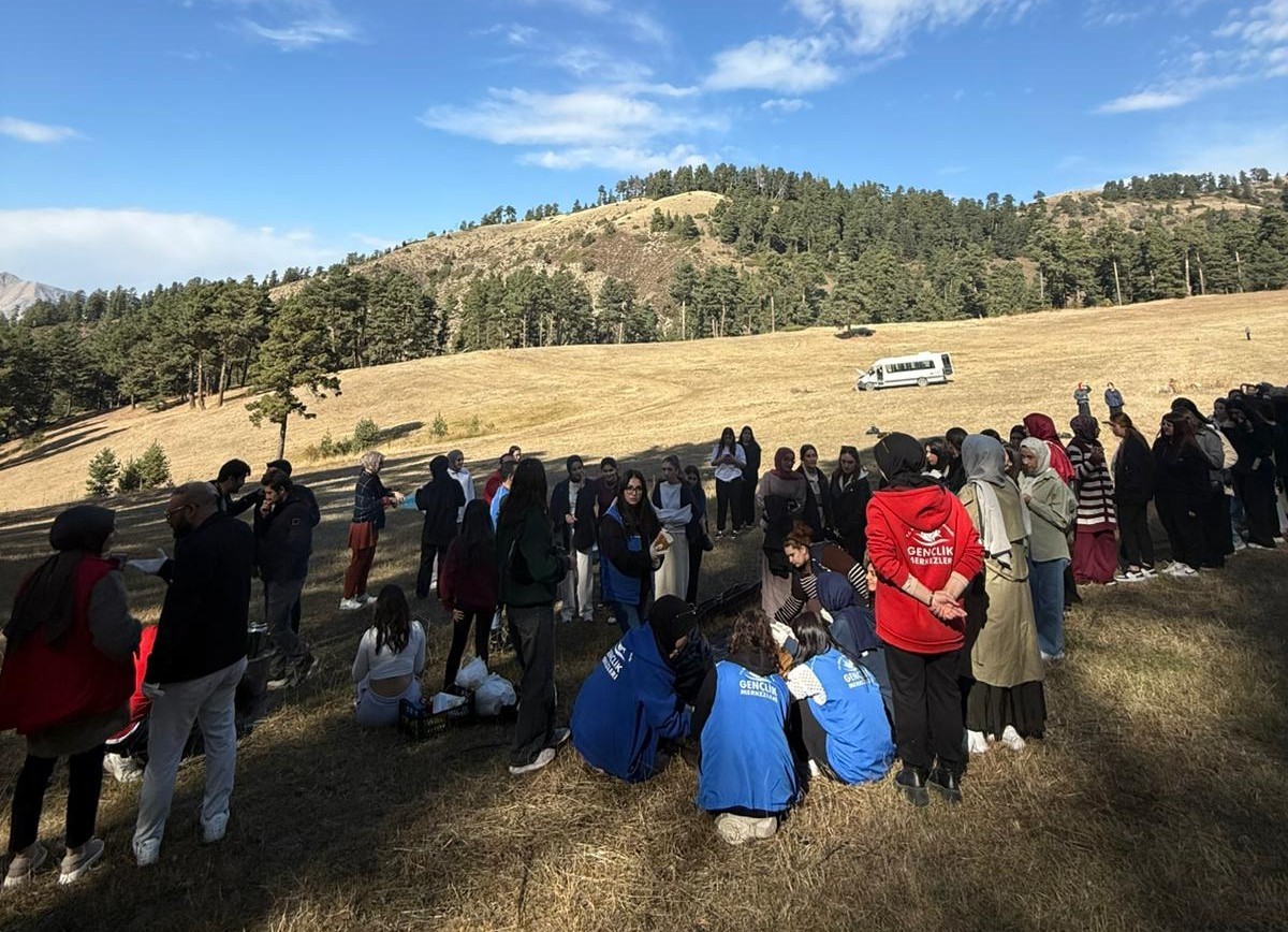 &Ouml;ğrenciler doğa ile i&ccedil; i&ccedil;e eğlendi
