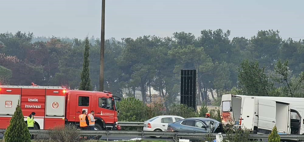 İzmir&rsquo;de zincirleme trafik kazası: 1 &ouml;l&uuml;, 3 yaralı
