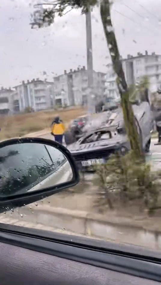 Kontrolden &ccedil;ıkan otomobil takla attı
